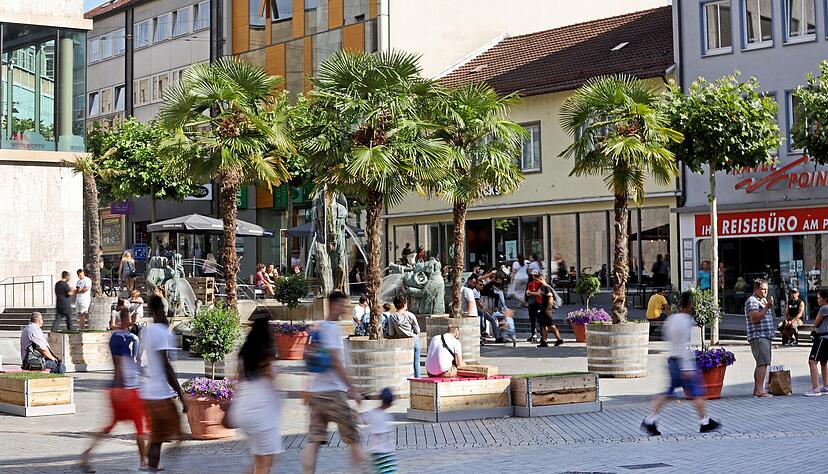 Palmen auf dem Kiliansplatz: Trotzdem ist es hier sehr heiß. Palmen auf dem Kiliansplatz: Trotzdem ist es hier sehr heiß.