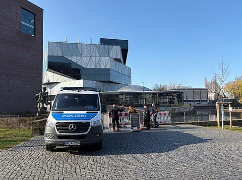 Am Mittwochnachmittag hat die Polizei die Zug&auml;nge zur Experimenta abgesperrt.
