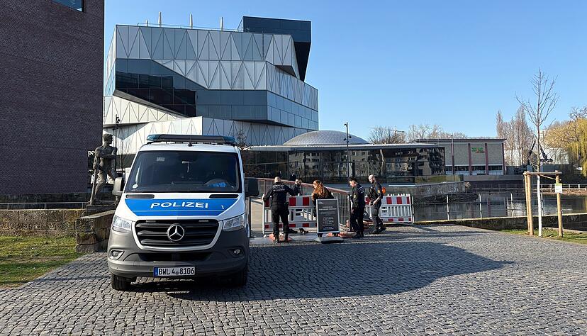 Am Mittwochnachmittag hat die Polizei die Zugänge zur Experimenta abgesperrt. Am Mittwochnachmittag hat die Polizei die Zugänge zur Experimenta abgesperrt.