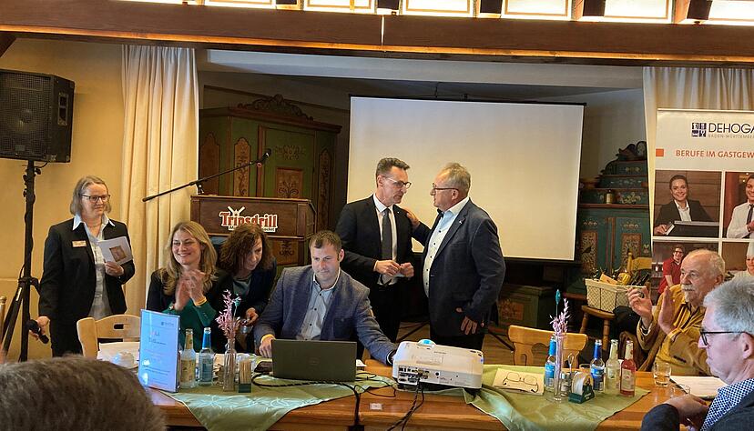 Hans-Ulrich Kauderer, Vorsitzender des Dehoga-Landesverbands, dankt Martin K&uuml;bler auf der Dehoga Hauptversammlung Tripsdrill f&uuml;r sein langj&auml;hrige Arbeit.