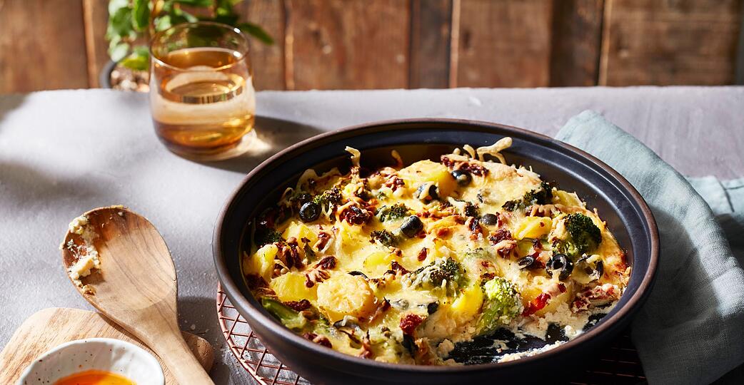 Tomaten und Oliven verleihen dem Kartoffelauflauf einen mediterranen Geschmack. Tomaten und Oliven verleihen dem Kartoffelauflauf einen mediterranen Geschmack.