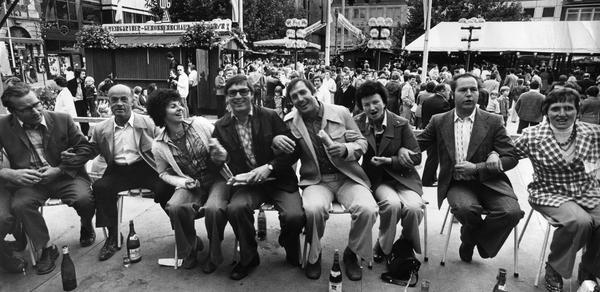 12.09.1977. Weindorf-Stimmung: Zehntausende finden einen Schunkelplatz.