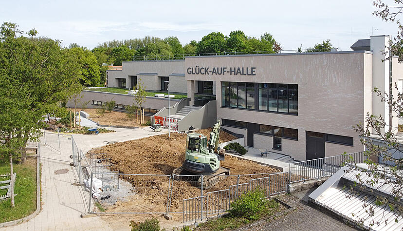 Im Au&szlig;enbereich der Gl&uuml;ck-Auf-Halle wird flei&szlig;ig gearbeitet. Derzeit entsteht unter anderem ein barrierefreier Weg.