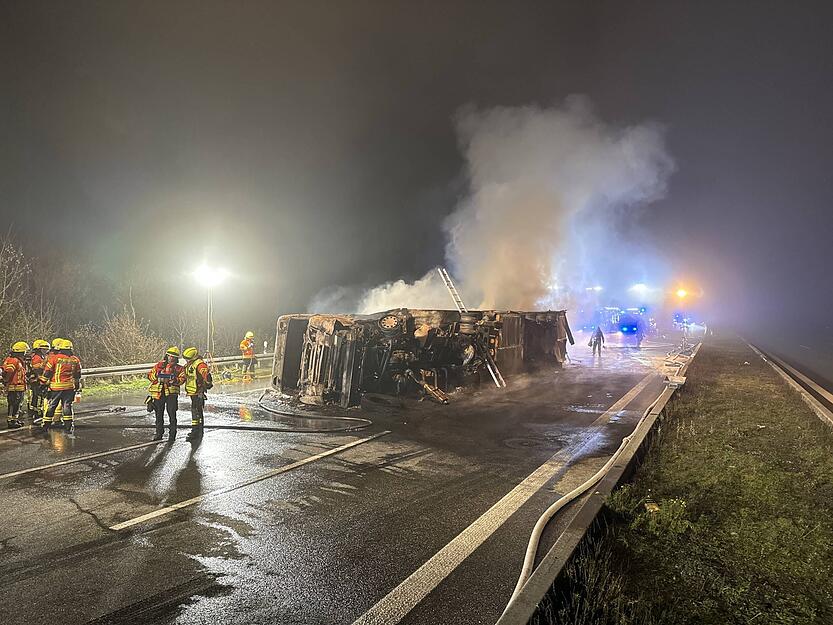 Die A6 muss aufgrund des Unfalls in beide Richtungen gesperrt werden.