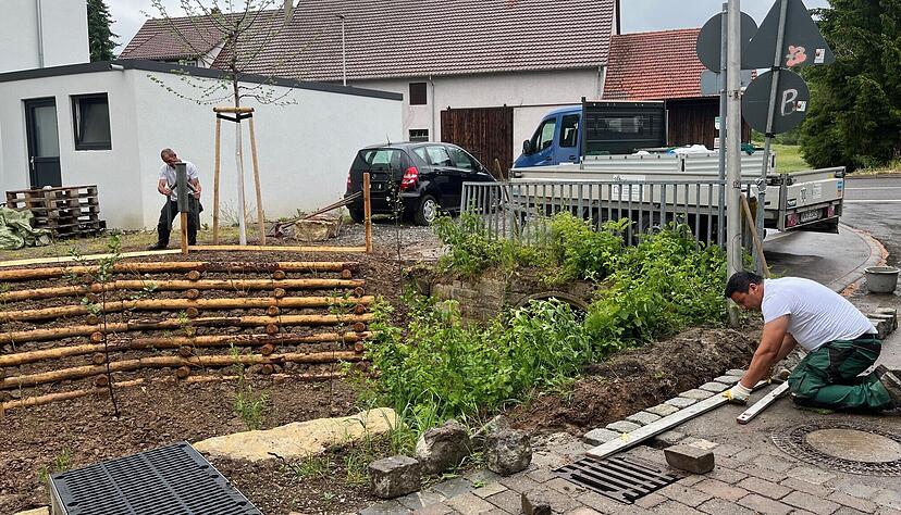 Mitarbeiter der Firma Benignus GmbH aus Backnang erledigen letzte Arbeiten. Das Ablaufgitter dient dem Hochwasserschutz.