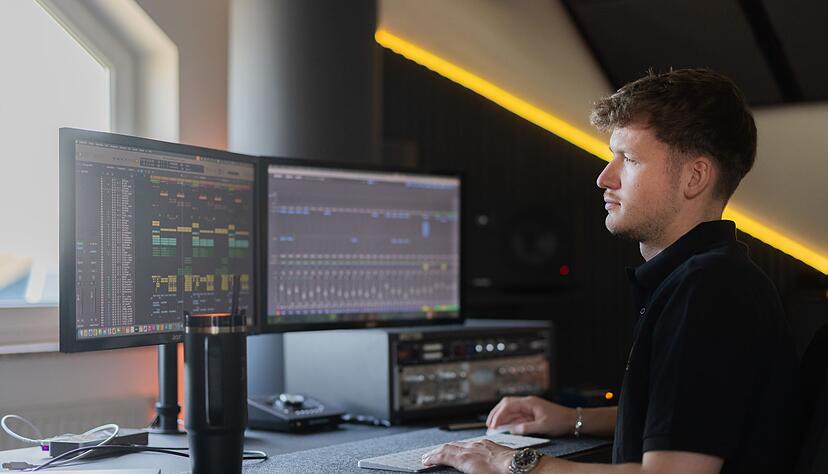 Still am Schreibtisch statt laut auf der Bühne: Julian Sommer bei der Arbeit. Still am Schreibtisch statt laut auf der Bühne: Julian Sommer bei der Arbeit.