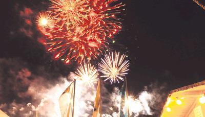 Zum Abschluss der zehnten Auflage des EBM-Papst-Hallenmasters gab es am Himmel &uuml;ber der Gerhard-Sturm-Halle ein fulminantes Feuerwerk mit Musikbegleitung.