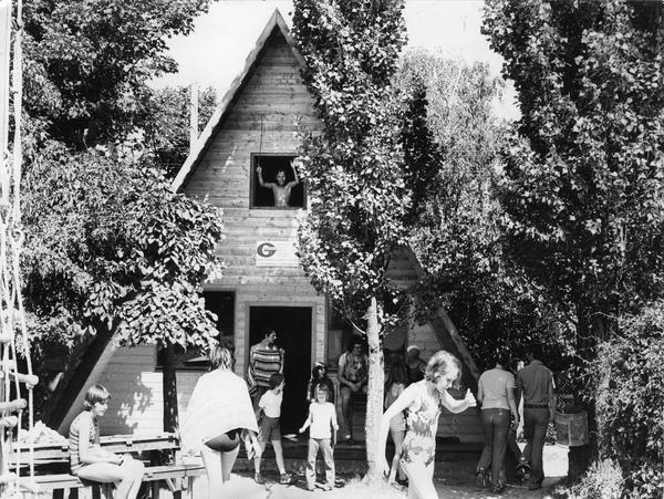 Juli 1975: Begeistert nehmen die Ferienkinder das neue Blockhaus in Beschlag. Juli 1975: Begeistert nehmen die Ferienkinder das neue Blockhaus in Beschlag.