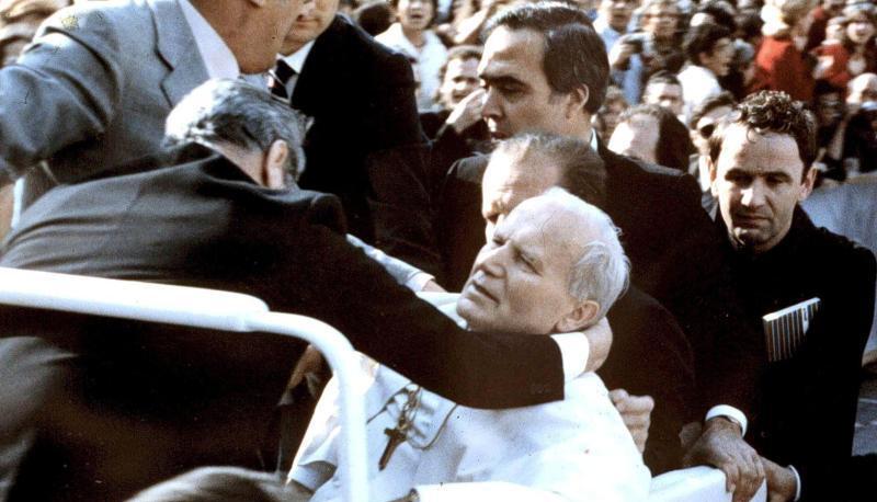 Das Attentat: Papst Johannes Paul II bricht angeschossen zusammen. Foto: Ansa Das Attentat: Papst Johannes Paul II bricht angeschossen zusammen. Foto: Ansa