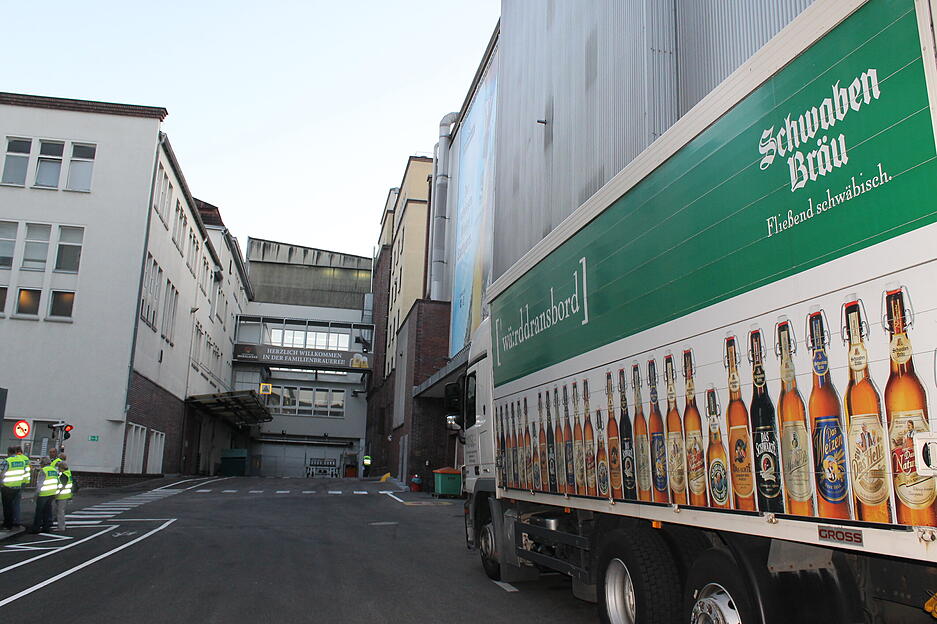 Ein Lastwagen von Schwaben Bräu wartet im Hof des Brauereigeländes.
