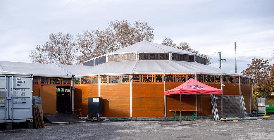 Der Gourmet-Palast von außen: Stimmungsvolle Dekorationen und Spiegel-Elemente schaffen die typische Atmosphäre.