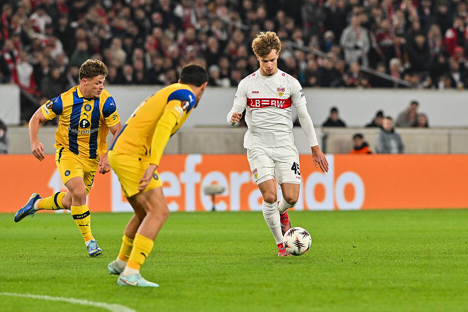 Lazar Jovanovic: Wuselt viel auf der rechten Seite. Spielt mutig und schließt auch aus der Distanz ab. Einige Dribblings, aber zeigte auch seine Unerfahrenheit. Beispielsweise als er sich die Gelbe Karte abholt oder vor dem 3:1. Note: 3,5 Lazar Jovanovic: Wuselt viel auf der rechten Seite. Spielt mutig und schließt auch aus der Distanz ab. Einige Dribblings, aber zeigte auch seine Unerfahrenheit. Beispielsweise als er sich die Gelbe Karte abholt oder vor dem 3:1. Note: 3,5