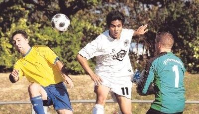 John Della Ragione (Mitte) und dem neuen Tabellenf&uuml;hrer SC Amorbach - hier gegen Levent Acar (links) und Torh&uuml;ter J&ouml;rg Friedrich - reichten im Derby beim Schlusslicht VfL Obereisesheim zwei Minuten zum 2:0-Erfolg.Foto: Alexander Bertok