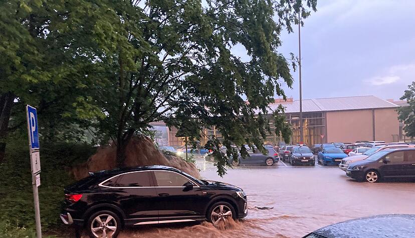 Sommer 2021: Nach einem heftigem Regen schießt Wasser durch Neckarsulmer Gebiete. Nun liegt eine Analyse zur Gefährdung vor.
Foto: Archiv/Klug