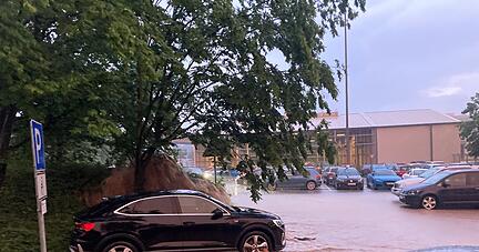 Sommer 2021: Nach einem heftigem Regen schießt Wasser durch Neckarsulmer Gebiete. Nun liegt eine Analyse zur Gefährdung vor.
Foto: Archiv/Klug