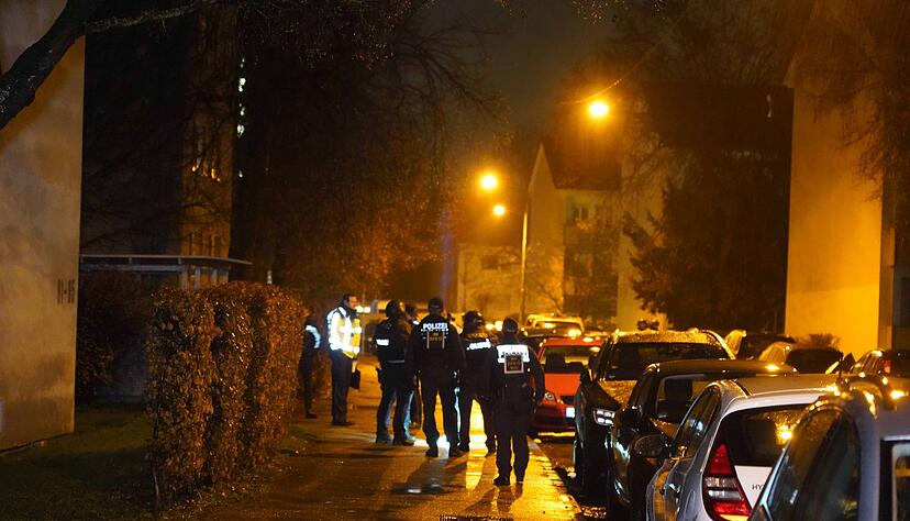 Polizisten sind im Einsatz. Polizisten sind im Einsatz.