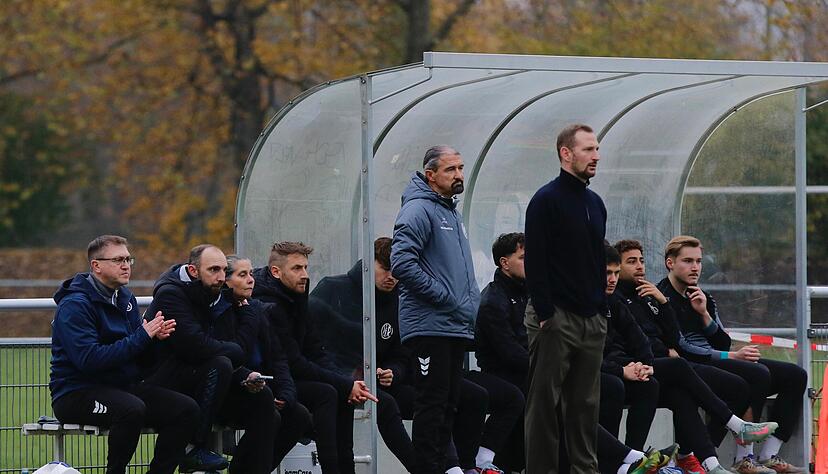 F&uuml;r den Klassenerhalt in der Fu&szlig;ball-Verbandsliga ziehen Trainer Manuel Fischer und der VfR Heilbronn alle Register.