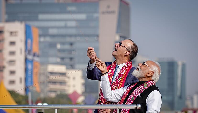 Merz und Modi ziehen beim Drachenfestival an einem Strang.