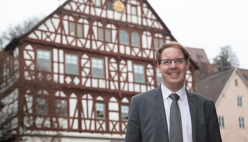 Hier war neun Jahre lang sein Arbeitsplatz: Patrick Holl vor dem Beilsteiner Rathaus. Ab 1. M&auml;rz pendelt er nach Stuttgart.
Foto: Andreas Veigel