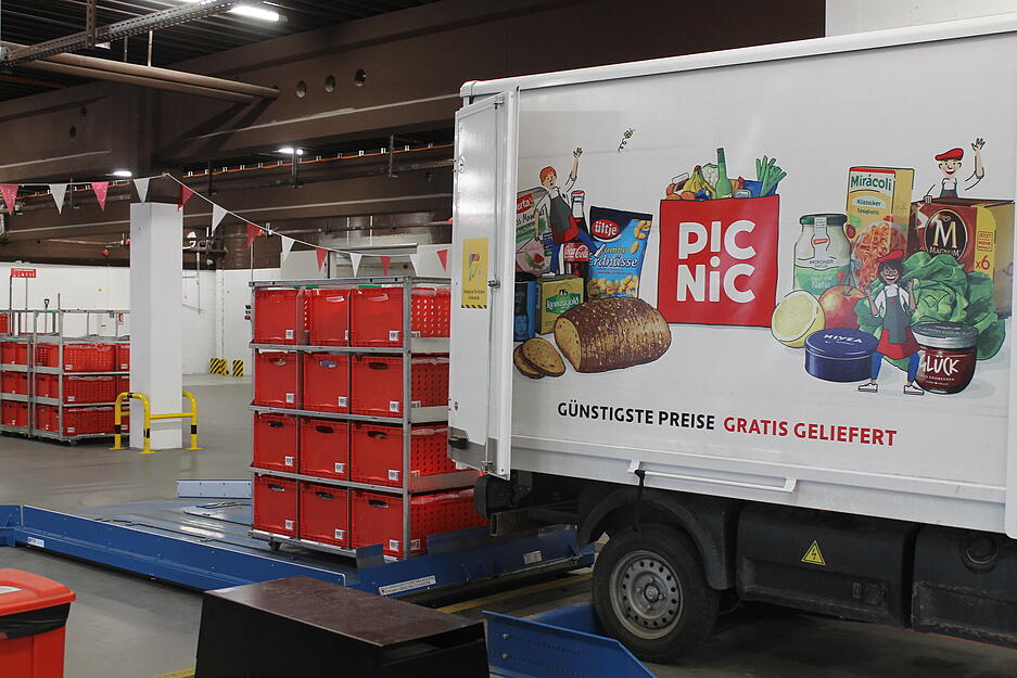 Fahrer laden vorbereitete Boxen systematisch in die Lieferfahrzeuge. Fahrer laden vorbereitete Boxen systematisch in die Lieferfahrzeuge.