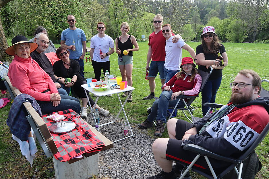 Drei Familien und ein befreundetes P&auml;rchen beim Picknicken an der Sch&ouml;ntaler Badestelle. Jan-Nicolas Vogel (rechts) hat sich sogar schon in die Jagst gewagt.