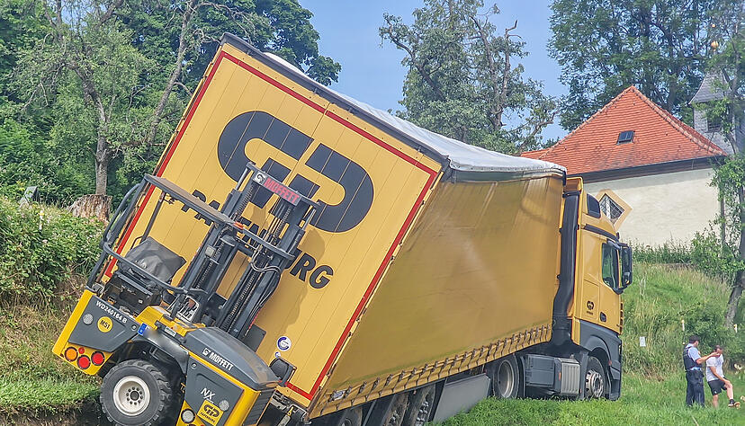 Ein 40-Tonnen-Lkw droht in Haßmersheim an einem Abhang abzurutschen. Ein 40-Tonnen-Lkw droht in Haßmersheim an einem Abhang abzurutschen.