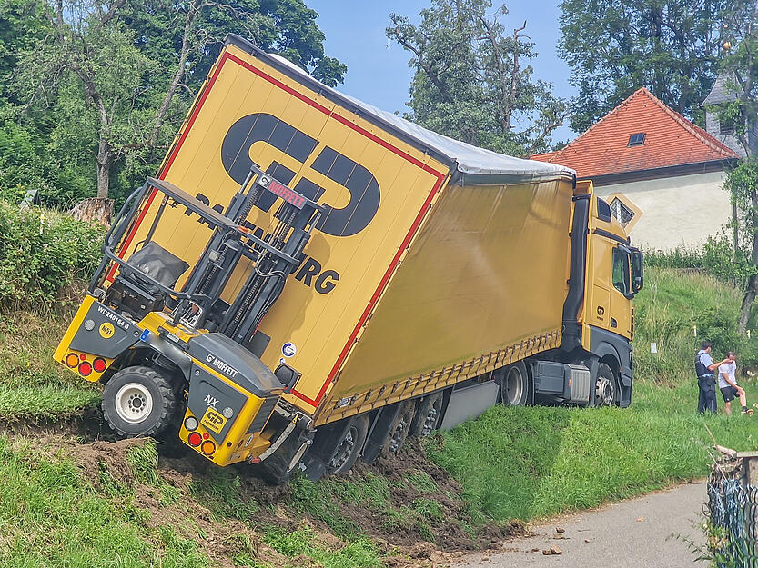 Ein 40-Tonnen-Lkw droht in Haßmersheim an einem Abhang abzurutschen. Ein 40-Tonnen-Lkw droht in Haßmersheim an einem Abhang abzurutschen.