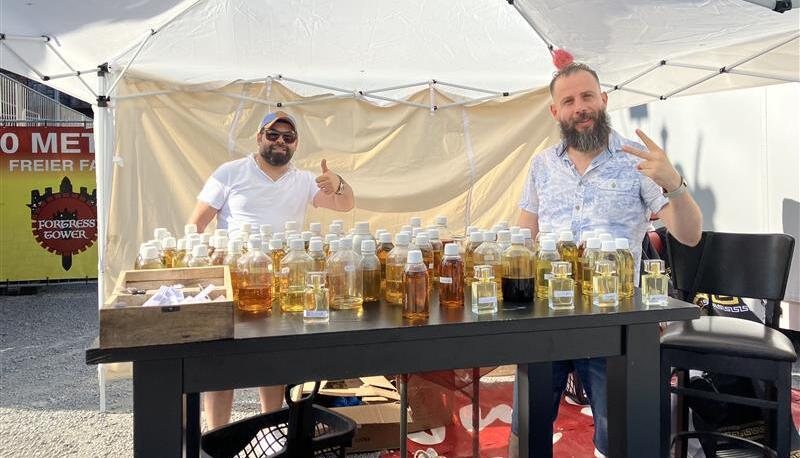 Noch ein Parfüm gefällig? Auch das gibt es an einem der vielen Stände auf dem Gelände des Heilbronner Volksfests zu kaufen.