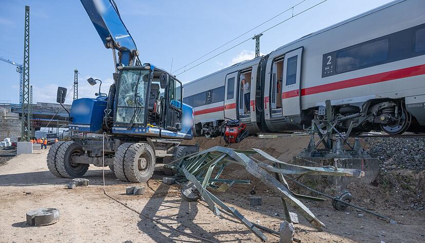Nach der Kollision eines ICE mit dem Greifarm eines Baggers muss die Schadenh&ouml;he noch ermittelt werden.