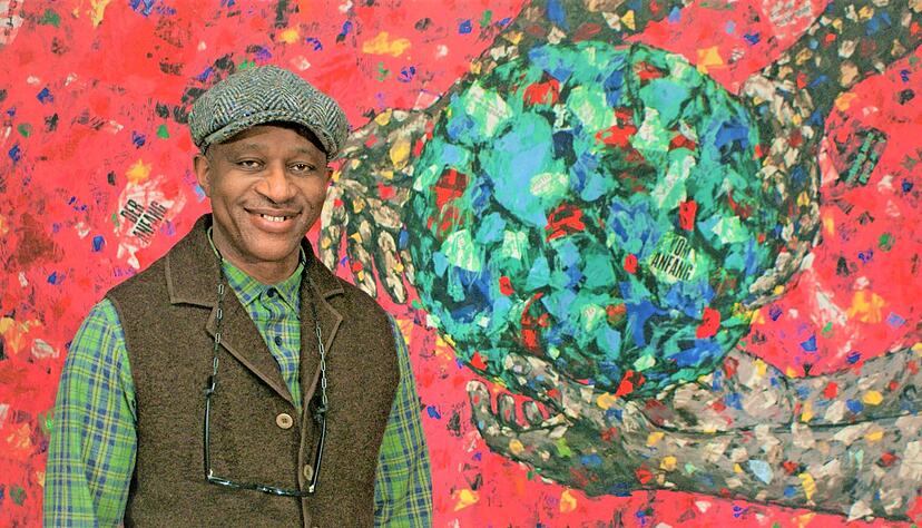 In katholischen Kirchen h&auml;ngt zur Fastenzeit stets ein Hungertuch. 2023 hat es Emeka Udemba gestaltet. Es zeigt die Erdkugel, wie sie den Menschen zu entgleiten droht.        
   Foto:Archiv/Zuber