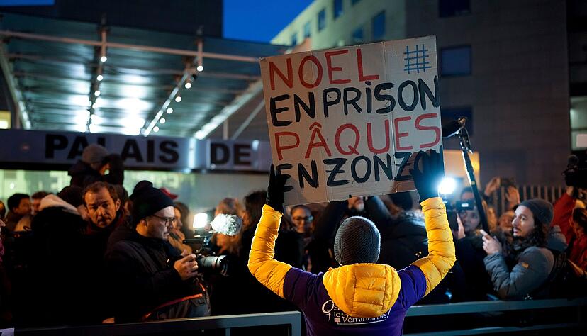 Auch zum Urteil kamen viele Unterstützerinnen und versammelten sich vor dem Gericht. Auch zum Urteil kamen viele Unterstützerinnen und versammelten sich vor dem Gericht.