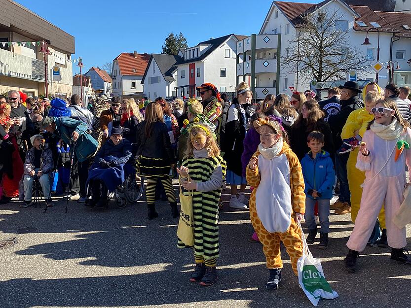 Mit einem fr&ouml;hlichen L&auml;cheln im Gesicht verteilten sie Bonbons, kleine &Uuml;berraschungen wie Badeenten und allerlei andere Kleinigkeiten an das jubelnde Publikum.