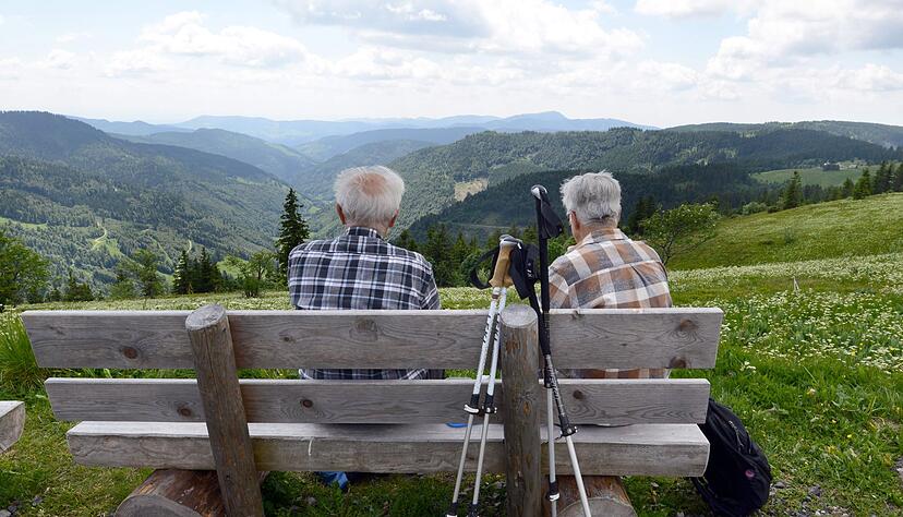Auch im hohen Alter noch fit genug für die Wandertour in den Bergen sein: Dafür können wir schon in jungen Jahren etwas tun. (Symbolbild)