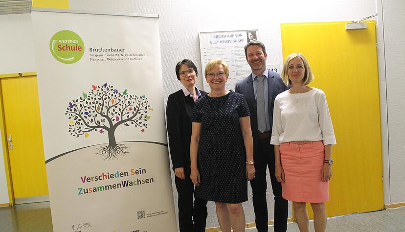 Heidrun Günther-Weißbeck und Isabella Peimann-Schaak vom Elly-Heuss-Knapp-Gymnasium in Heilbronn sowie Jürgen Kovács und Angela Schwager (von links) freuen sich über die Aufnahme in den Kreis der Weltethos-Schulen.
Foto: Tanja Ochs Heidrun Günther-Weißbeck und Isabella Peimann-Schaak vom Elly-Heuss-Knapp-Gymnasium in Heilbronn sowie Jürgen Kovács und Angela Schwager (von links) freuen sich über die Aufnahme in den Kreis der Weltethos-Schulen.
Foto: Tanja Ochs