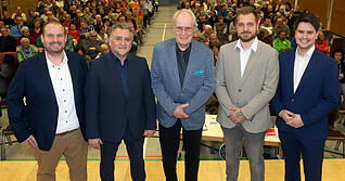 Die f&uuml;nf Kandidaten, die B&uuml;rgermeister in Jagsthausen werden wollen, beim Stimme-Wahlforum (von links): Jonas Egner, Tanino Bellanca, Dirk Hansen, David Janz und Marlon Schnur.