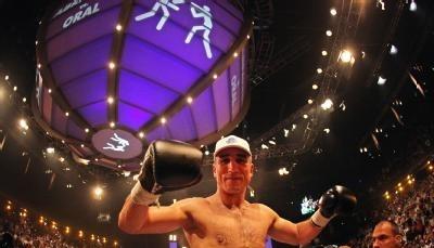 Weltmeister Arthur Abraham feiert nach dem Sieg mit dem Berliner Publikum.