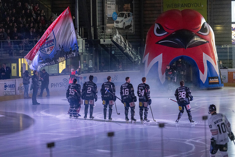 Doch erstmal mussten die Heilbronner Falken auf dem Eis performen. Doch erstmal mussten die Heilbronner Falken auf dem Eis performen.