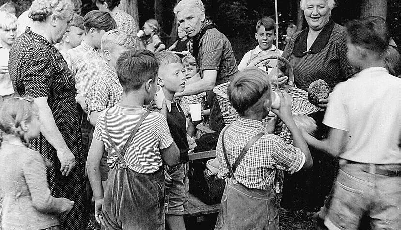 Mit Tante Anna Beckert ging es Ende der 1950er Jahre ins AWO-Waldheim. Mit Tante Anna Beckert ging es Ende der 1950er Jahre ins AWO-Waldheim.