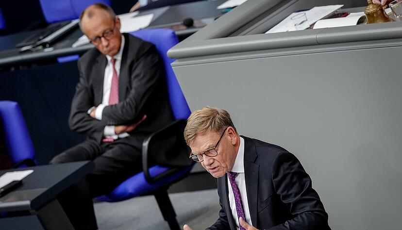 &laquo;Au&szlig;enpolitik aus einem Guss&raquo; zwischen Kanzleramt und Ausw&auml;rtigem Amt: Au&szlig;enminister Johann Wadephul zieht eine positive Zwischenbilanz der Zusammenarbeit mit Kanzler Friedrich Merz (beide CDU).