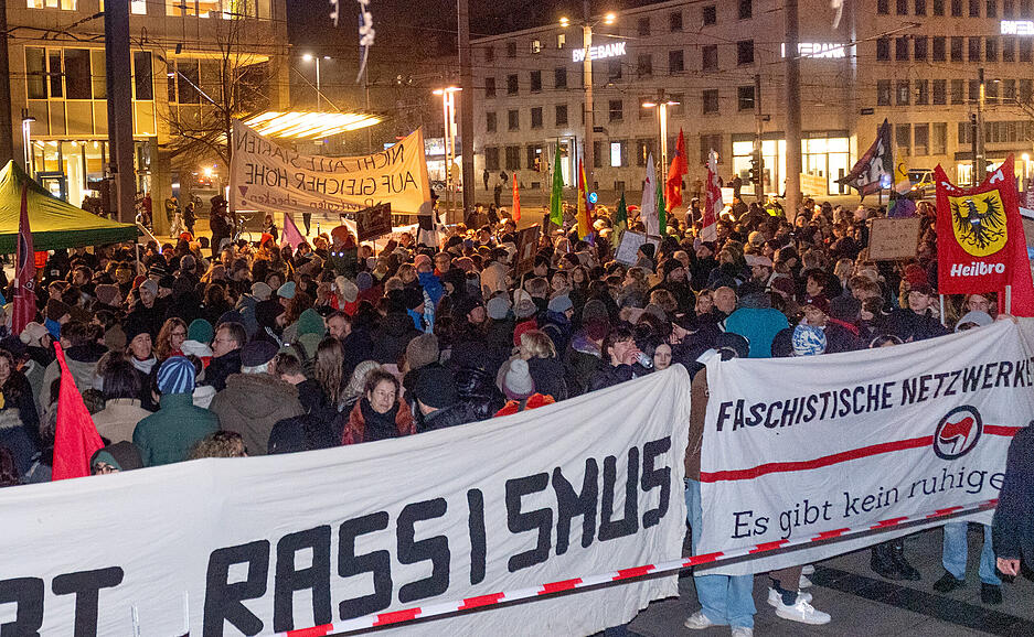 Mit Fahnen und Bannern sind die Demonstranten unterschiedlicher Gruppen zum Protest gegen die AfD-Veranstaltung nach Heilbronn gekommen. Mit Fahnen und Bannern sind die Demonstranten unterschiedlicher Gruppen zum Protest gegen die AfD-Veranstaltung nach Heilbronn gekommen.