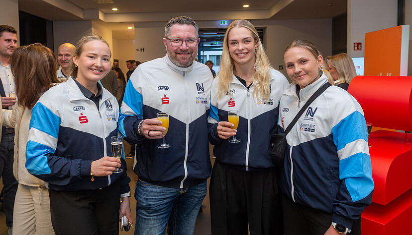THomas Zeitz stößt mit (von links) Johanna Fossum, Kim Hinkelmann und Angunn Gudmestad an. THomas Zeitz stößt mit (von links) Johanna Fossum, Kim Hinkelmann und Angunn Gudmestad an.
