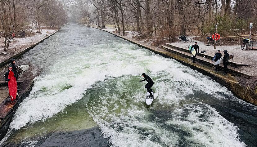 Surfer am Eisbach im Englischen Garten München