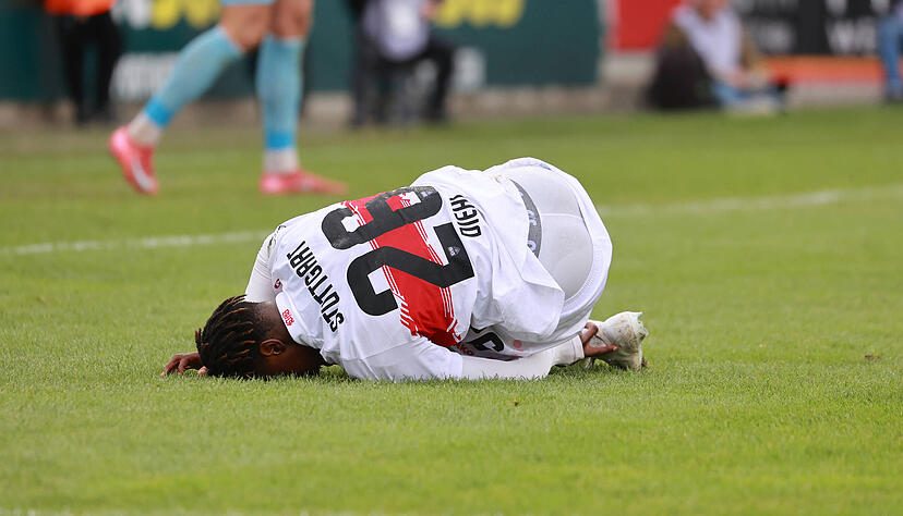 Schon wieder ein Rückschlag für Justin Diehl? Der junge Offensivmann des VfB Stuttgart verletzte sich beim Einsatz in der U21. Schon wieder ein Rückschlag für Justin Diehl? Der junge Offensivmann des VfB Stuttgart verletzte sich beim Einsatz in der U21.
