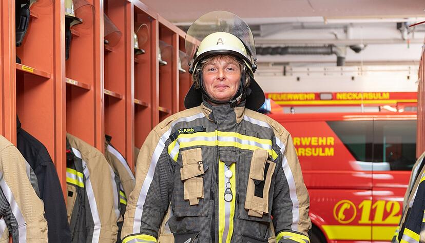 Seit 1999 ist Karin Rauh Feuerwehrfrau in Neckarsulm. Wer wie sie in die neue Einsatzkleidung schlüpfen möchte, muss die Grundausbildung absolvieren. Foto: Mario Berger Seit 1999 ist Karin Rauh Feuerwehrfrau in Neckarsulm. Wer wie sie in die neue Einsatzkleidung schlüpfen möchte, muss die Grundausbildung absolvieren. Foto: Mario Berger