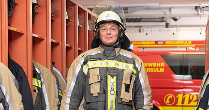Seit 1999 ist Karin Rauh  Feuerwehrfrau in Neckarsulm. Wer wie sie in die neue Einsatzkleidung schlüpfen möchte,  muss die Grundausbildung absolvieren. Foto: Mario Berger