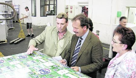 Bei Schilling werden bekannte Verpackungen gedruckt. Wolfgang Weinisch (links) führte Verdi-Chef Frank Bsirske durch die Firma. (Foto: Heiko Fritze)