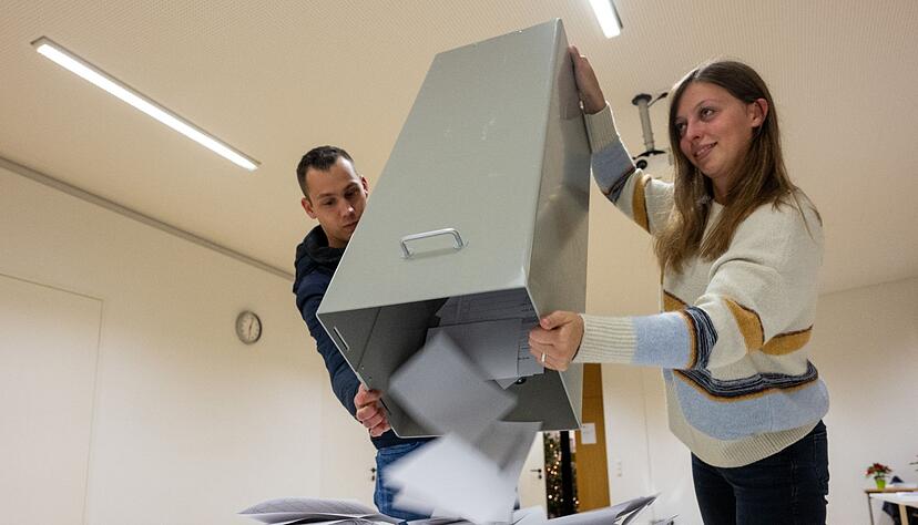 Sarah Heinzelmann und Sven Harder leeren eine Wahlurme mit Wahlzetteln in Ulm. Sarah Heinzelmann und Sven Harder leeren eine Wahlurme mit Wahlzetteln in Ulm.