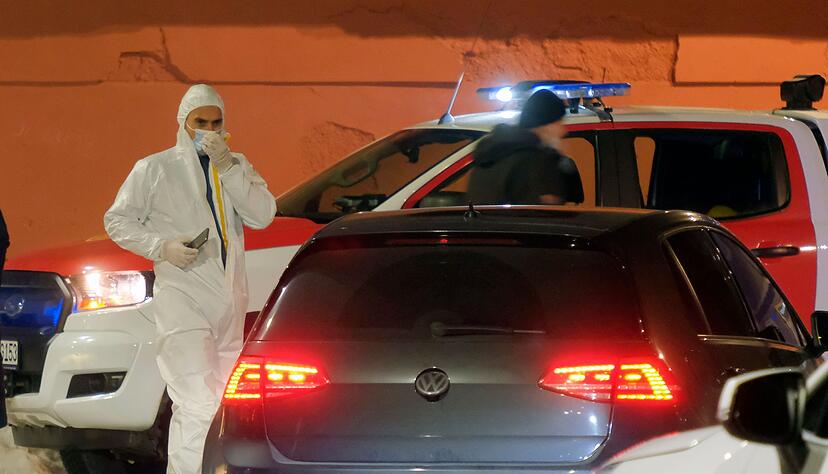 Polizisten sind am Tatort im Einsatz. Polizisten sind am Tatort im Einsatz.