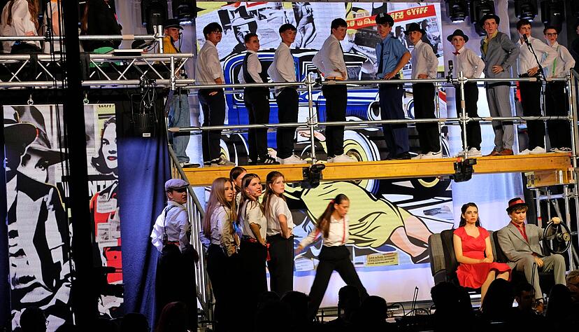 Rund 150 Sch&uuml;ler vom Schlossgymnasium K&uuml;nzelsau begeistern mit einer rasanten Inszenierung des Musicals "Bonnie & Clyde". Foto: Sonja Reichert