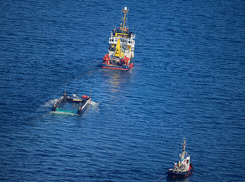 Der Buckelwal wird am Donnerstag in seiner Barge vom Schlepper Fortuna B entlang der d&auml;nischen K&uuml;ste in H&ouml;he Aarhus in Richtung Nordsee durch die Ostsee gezogen, die Robin Hood begleitet den Konvoi weiterhin.